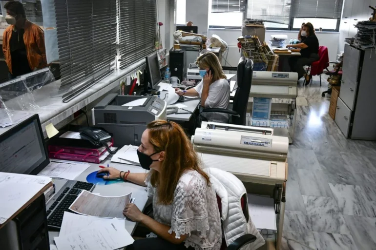 Ελεύθεροι επαγγελματίες: Πόσο φόρο θα πληρώσουν 735.000 φορολογούμενοι το 2024