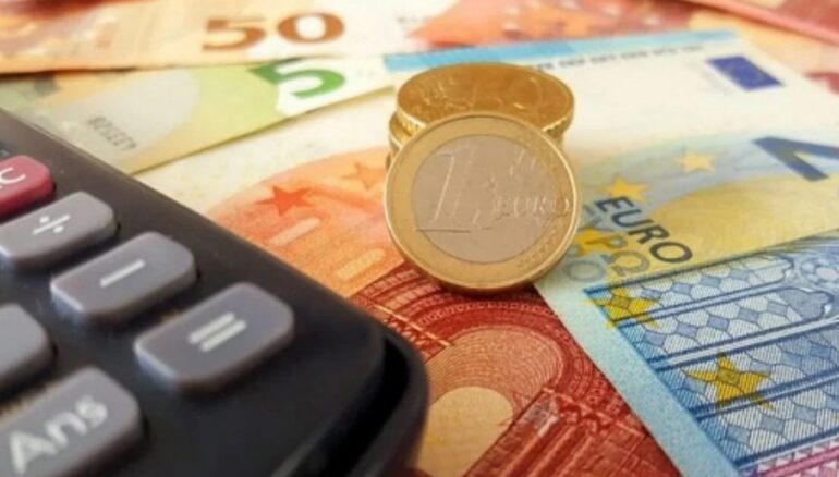 Μισθωτοί ιδιωτικού τομέα: Πάνω από τα 800 ευρώ ο κατώτατος μισθός από την 1η Απριλίου (βίντεο)