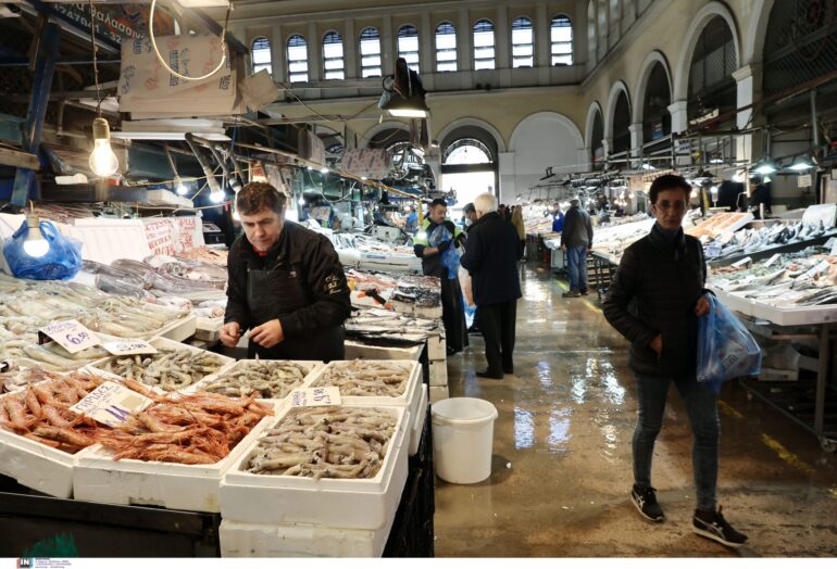 Αυτοψία του υπουργού Ανάπτυξης στην Βαρβάκειο Αγορά: Θέλουμε γρηγορότερη αποκλιμάκωση του πληθωρισμού