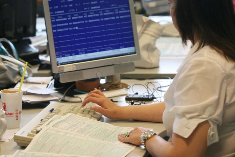 Σε δημόσια διαβούλευση το φορολογικό νομοσχέδιο – Τι προβλέπει για ελεύθερους επαγγελματίες, Airbnb και απαγόρευση χρήσης μετρητών