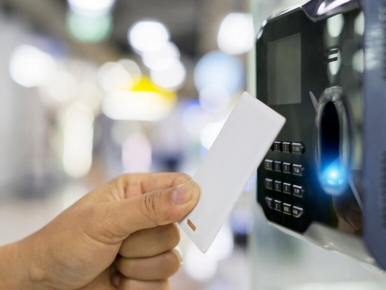 Επεκτείνεται η ψηφιακή κάρτα εργασίας – Πάνω από 1,3 εκατ. εργαζόμενοι στο νέο σύστημα παρακολούθησης απασχόλησης