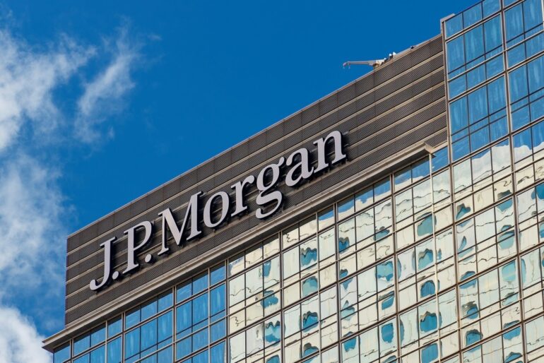 J.P. Morgan: Νωρίτερα από το αναμενόμενο οι μειώσεις επιτοκίων από τη Fed