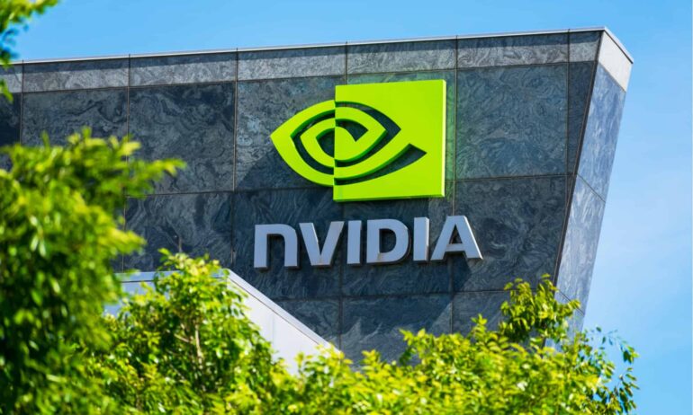 Η Nvidia αγγίζει τα 5 τρισ. δολάρια – Παγκόσμια πρωτοκαθεδρία στην τεχνητή νοημοσύνη και τις υποδομές των ΗΠΑ