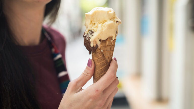 “Καίει” η τιμή του παγωτού – Στα 4 ευρώ η μπάλα
