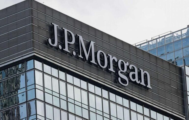 J.P. Morgan: Κλείσιμο θέσης στα ελληνικά ομόλογα – Προβλέψεις για την οικονομία