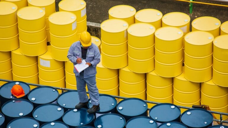 Πέφτει η τιμή του πετρελαίου – Σταθερή της αμόλυβδης