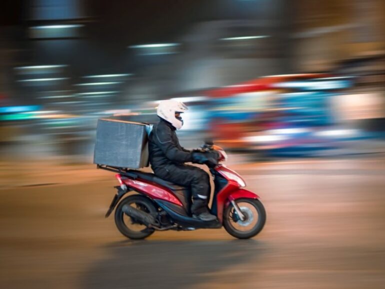 Delivery applications: Η αύξηση στην προμήθεια των πλατφορμών συμπαρασύρει τις τιμές σε προϊόντα