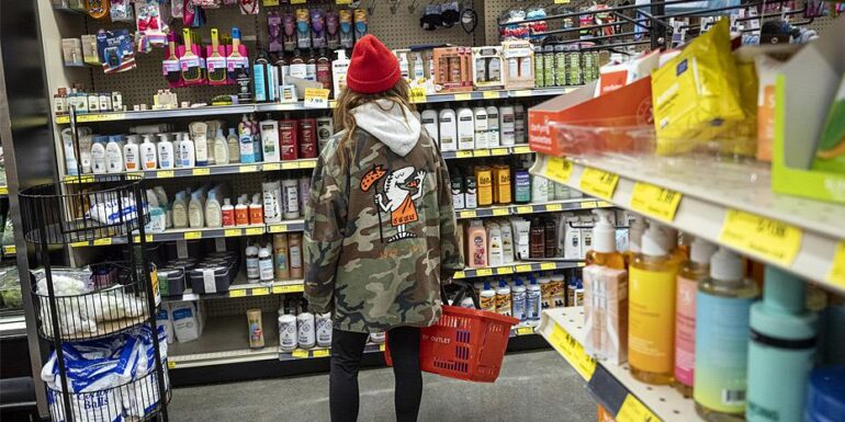 Τρεις φορές πάνω οι τιμές από το χωράφι στο ράφι: Kατά 240% ακριβότερα πωλείται το μαρούλι