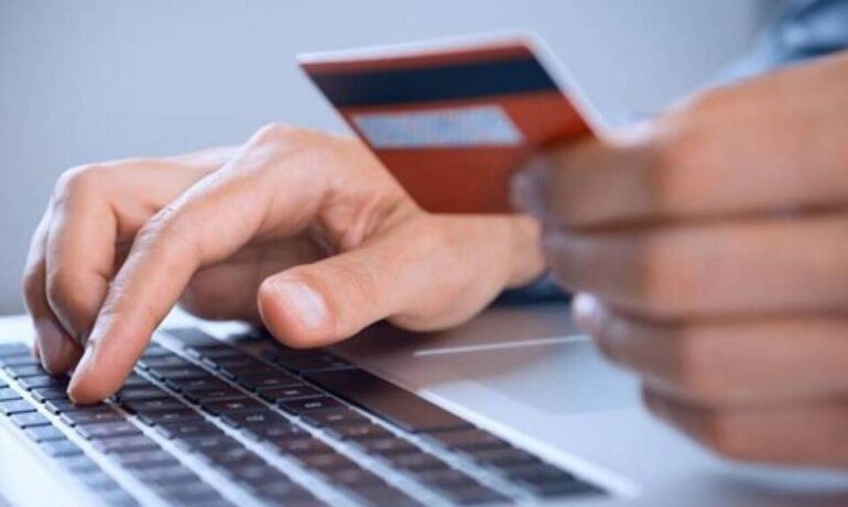 Δώρο Πάσχα για ανέργους: Πότε και πώς θα γίνει η καταβολή με προπληρωμένη κάρτα