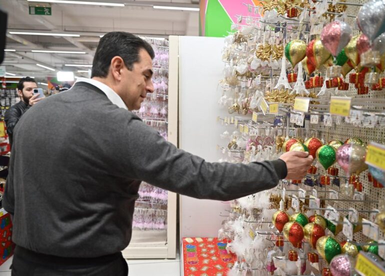 Σκρέκας: Μειωμένες οι τιμές στα χριστουγεννιάτικα είδη