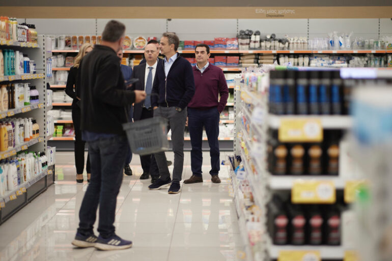 Αιφνιδιαστική επίσκεψη Μητσοτάκη σε σούπερ μάρκετ