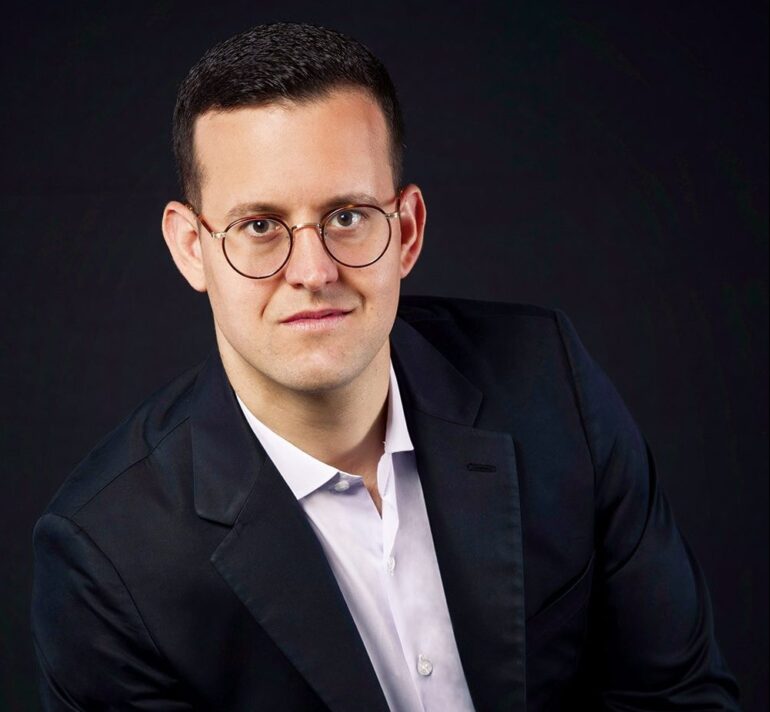 Νίκος Λούλης: «Θυσιάζει» έσοδα σε δύσκολη εποχή, «ζεσταίνει» τους καταναλωτές  