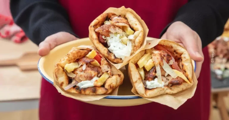 Απλησίαστη η τιμή για το πατροπαράδοτο σουβλάκι