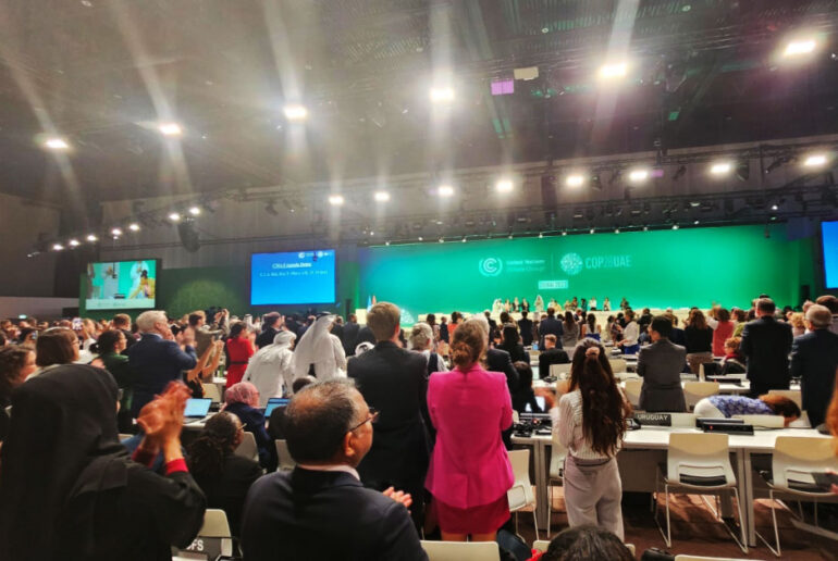 Ιστορική συμφωνία στην COP28: Σχεδόν 200 χώρες συμφώνησαν να απομακρυνθούν από τα ορυκτά καύσιμα