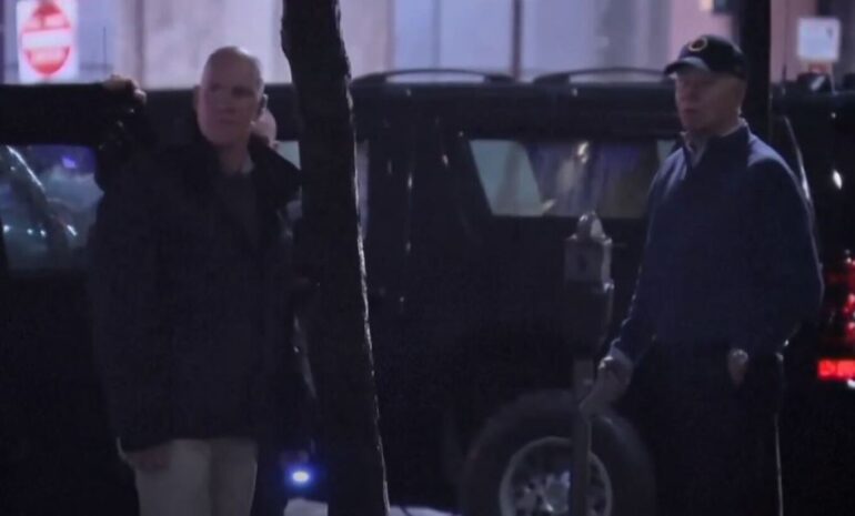 Έκπληκτος ο Μπάιντεν – Η αντίδρασή του όταν όχημα έπεσε στην αυτοκινητοπομπή του (βίντεο)