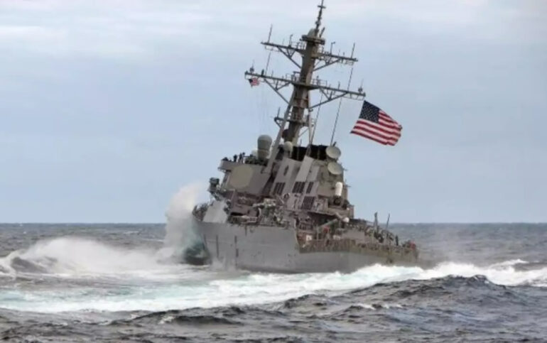 Συναγερμός στην Ερυθρά Θάλασσα: Μπαράζ επιθέσεων σε αμερικανικό αντιτορπιλικό και εμπορικά πλοία