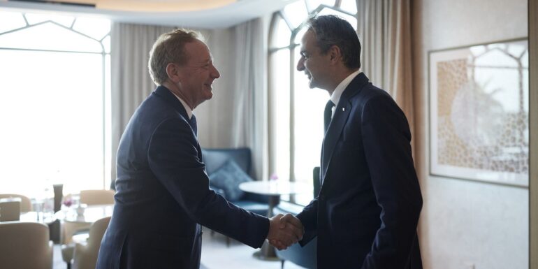 Συνάντηση Μητσοτάκη με τον πρόεδρο της Microsoft – Συζήτησαν για επενδύσεις στην Ελλάδα και τεχνητή νοημοσύνη