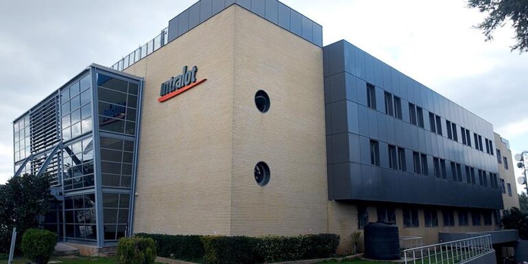 Intralot υπό πίεση από τη βρετανική φορολογία – Αρνητικές προοπτικές από Fitch