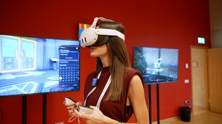 EY Ελλάδος: Καινοτομία με AI, VR και ρομποτική στο GenAI Summit 2024