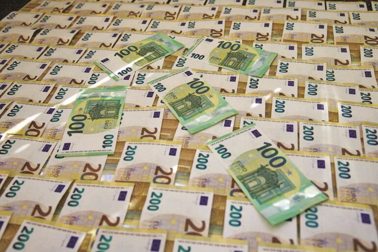 Ανάλυση – Αδύναμο Ευρώ: Οι αιτίες και οι επιπτώσεις