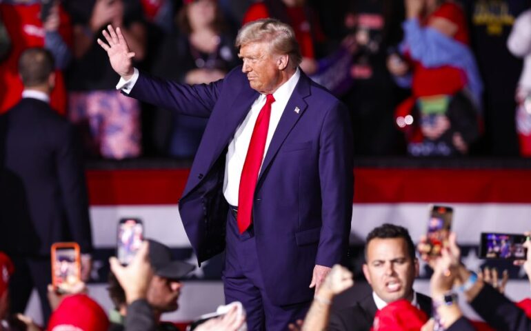 Ο Τραμπ κάνει πίσω στους δασμούς: Εξαιρεί καφέ, βόειο κρέας και φρούτα εν μέσω ανησυχιών για άνοδο των τιμών στα τρόφιμα