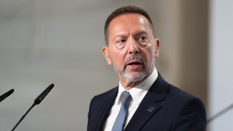 Στουρνάρας: Δασμολογικός “πόλεμος” Τραμπ απειλεί την ανάπτυξη της Ευρωζώνης