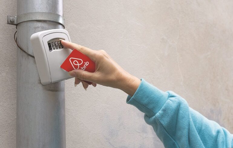 Airbnb: Στο μικροσκόπιο της ΑΑΔΕ τα εισοδήματα από βραχυχρόνιες μισθώσεις