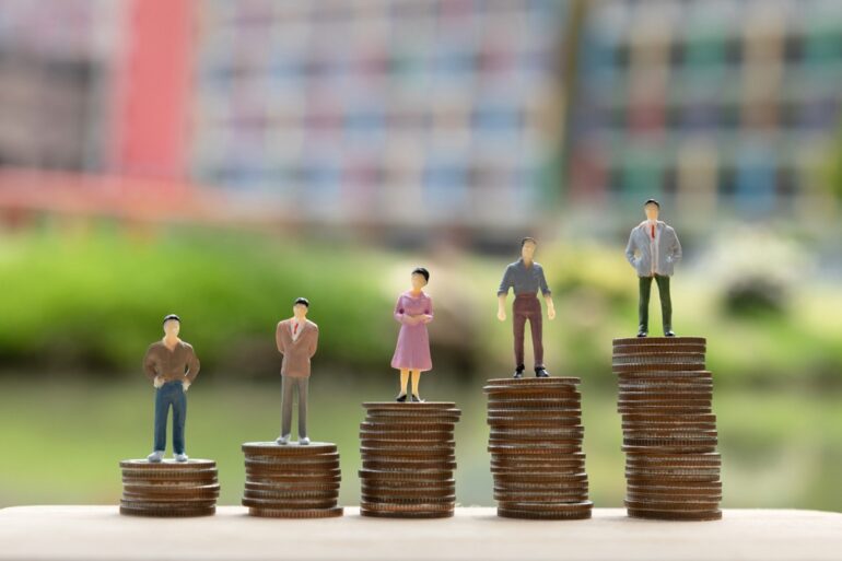 ΙΝΕ ΓΣΕΕ: Οικονομική ανισότητα στην Ελλάδα – Χαμηλοί μισθοί και υψηλό κόστος στέγασης