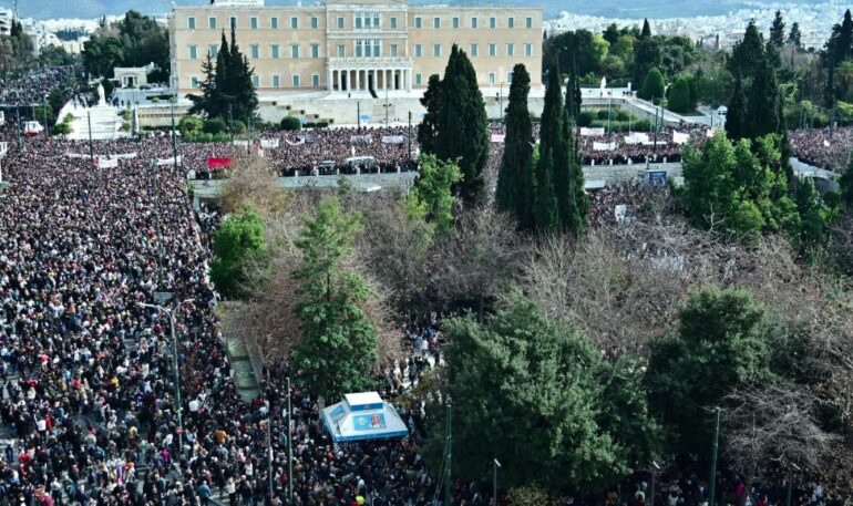 Συγκεντρώσεις για τα Τέμπη: Λαοθάλασσα στο Σύνταγμα – «Δεν έχω οξυγόνο» το κεντρικό σύνθημα