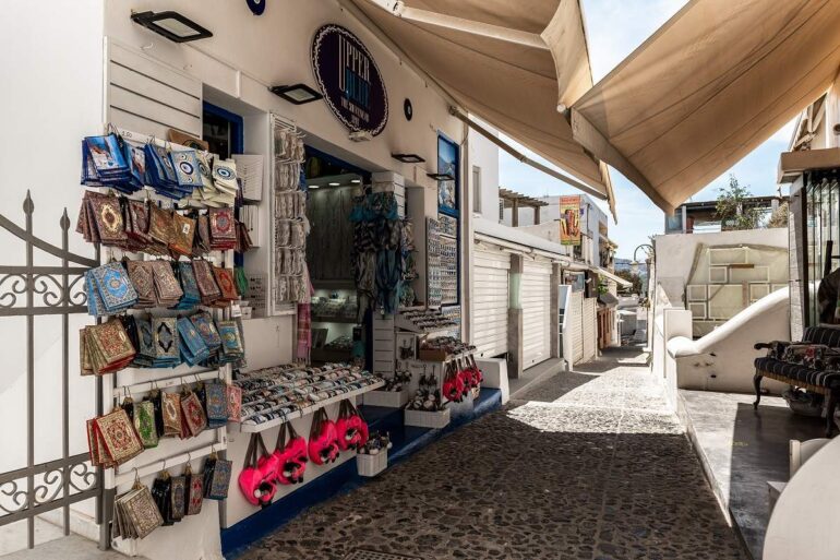 Σαντορίνη: Κίνδυνος απωλειών από 1 έως 1,6 δισ. ευρώ εάν συνεχιστεί το φαινόμενο