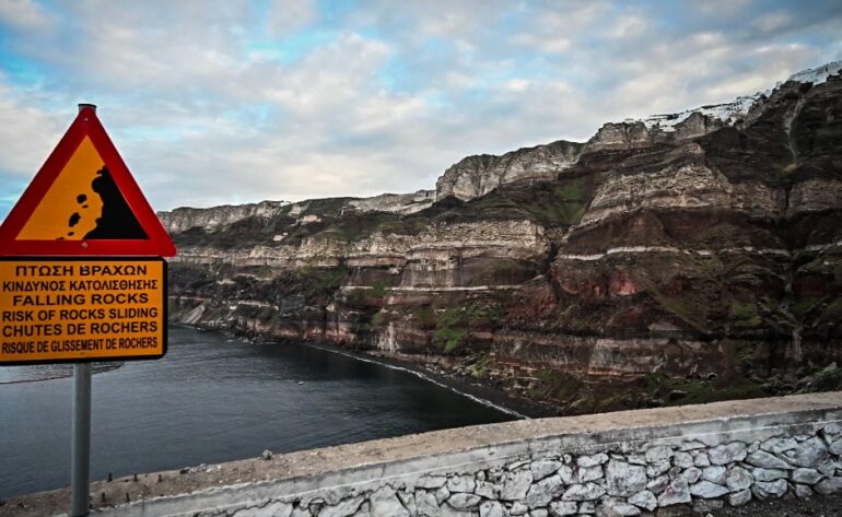 Εφιαλτική η νύχτα στη Σαντορίνη: Δίχως τέλος η σεισμική δραστηριότητα – Ενισχύθηκαν οι πυροσβεστικές δυνάμεις