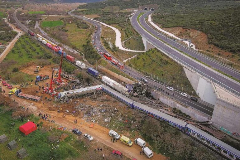 Η οργή του κόσμου αυξάνει τους κυβερνητικούς κραδασμούς