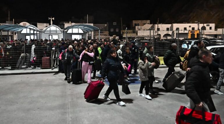 Εφιαλτική η νύχτα στη Σαντορίνη: Νέος σεισμός 5 Ρίχτερ τα ξημερώματα – Το αδιαχώρητο στο λιμάνι