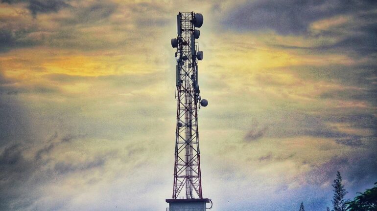 Η «τέλεια καταιγίδα» στις τηλεπικοινωνίες