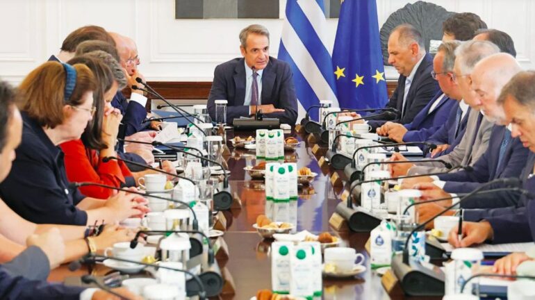 Ανασχηματισμός σε τεντωμένο σχοινί: Ποιοι υπουργοί μένουν, ποιοι φεύγουν και ποιοι…επιστρέφουν!