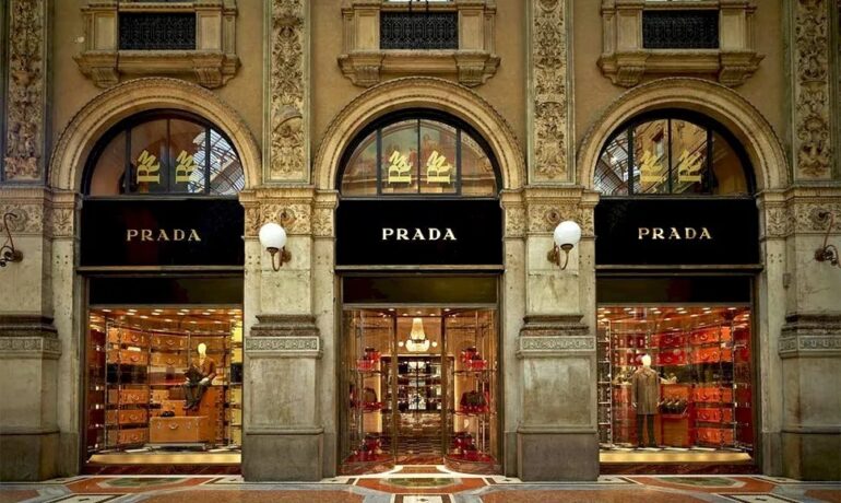 Prada: Έτοιμη να κατακτήσει τη Versace με προσφορά 1,5 δισ. ευρώ
