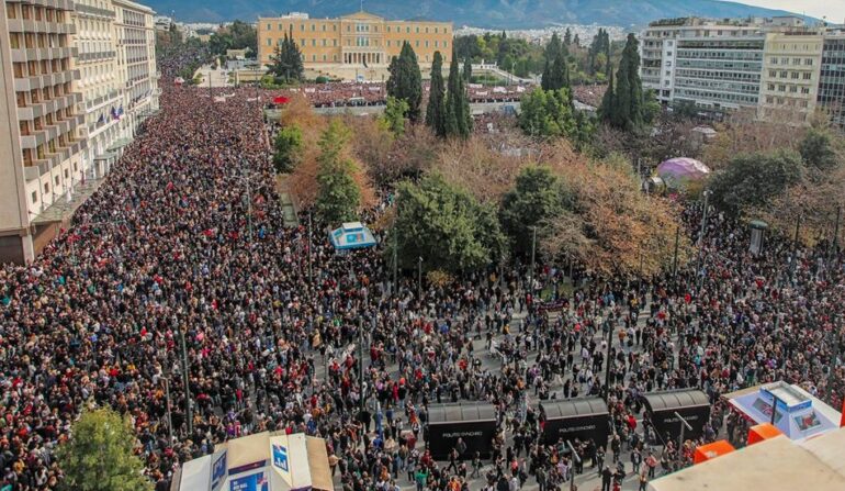 Στους δρόμους ξανά οι πολίτες για την τραγωδία των Τεμπών: Διπλές συγκεντρώσεις με κλειστούς σταθμούς μετρό