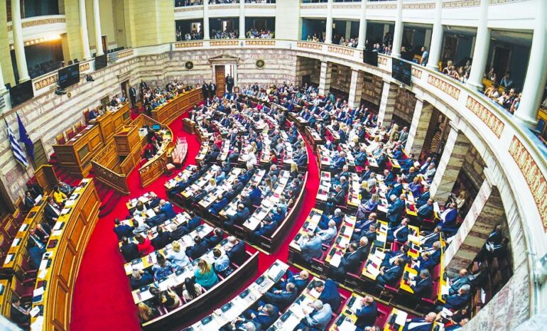 Στην Ολομέλεια της Βουλής το νομοσχέδιο για το Δημόσιο