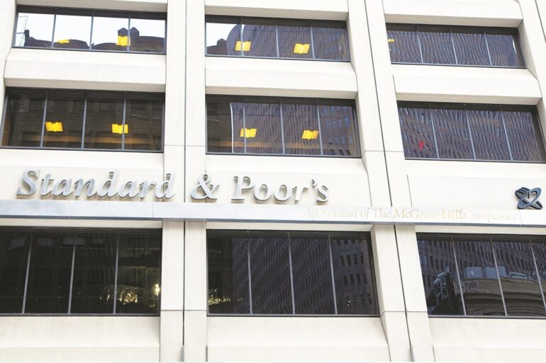 Standard & Poor’s και ΔΝΤ: Επικροτούν, αλλά και προειδοποιούν