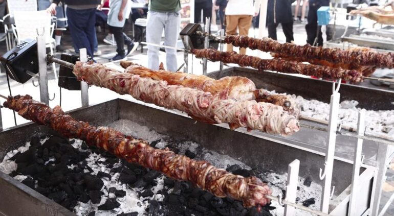 Πιο δαπανηρό από ποτέ το οικογενειακό τραπέζι για το Πάσχα: Αρνί, λαμπάδες και τσουρέκι από…«χρυσό»!