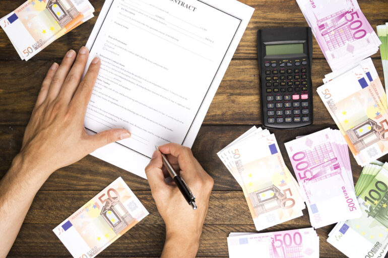 «Βόμβα» κόκκινων δανείων απειλεί τη βιωσιμότητα του δημόσιου χρέους