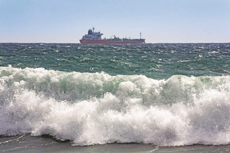 Δασμοί και κυρώσεις φέρνουν… φουρτούνες στη ναυτιλία