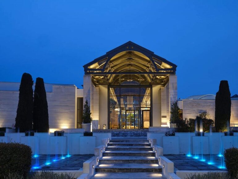 Το «διπλό χτύπημα» σε ξενοδοχεία και τράπεζες