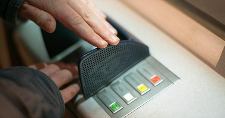 Μάστιγα οι απάτες στα ΑΤΜ – Ποιό πλήκτρο πρέπει να πατήσετε μετά τη συναλλαγή σας