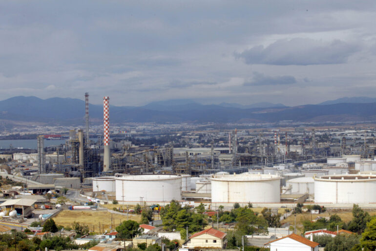 Καταρρέει η ζήτηση για τα ελληνικά καύσιμα