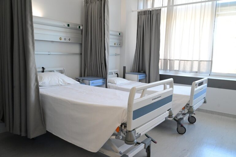 Παρέμβαση για τις τιμές των ιδιωτικών κλινικών