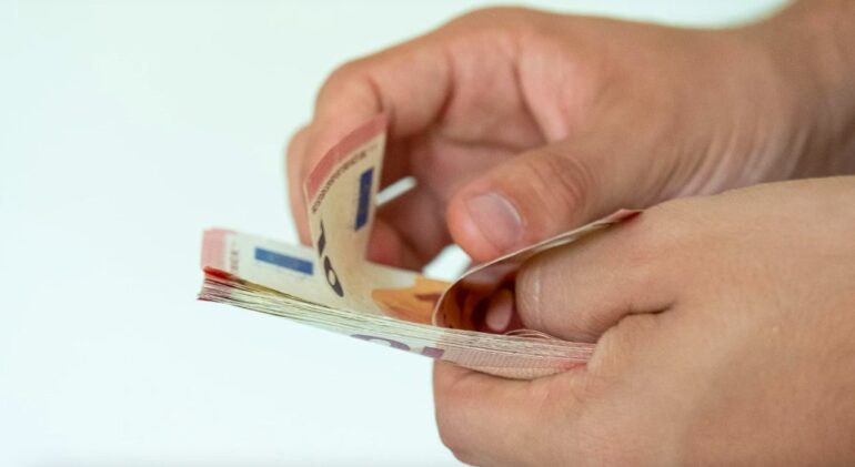 Εβδομάδα πληρωμών για τους συνταξιούχους: Πότε θα δουν χρήματα στους λογαριασμούς τους