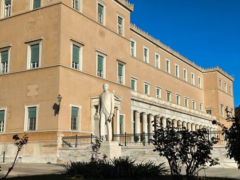 Γραφείο Προϋπολογισμού της Βουλής: Οικονομία σε… πήλινα πόδια