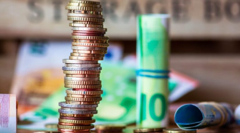 Ένας στους πέντε Ευρωπαίους στα όρια της φτώχειας – Κι όμως, κάποιοι περνούν “ζωή και κότα”