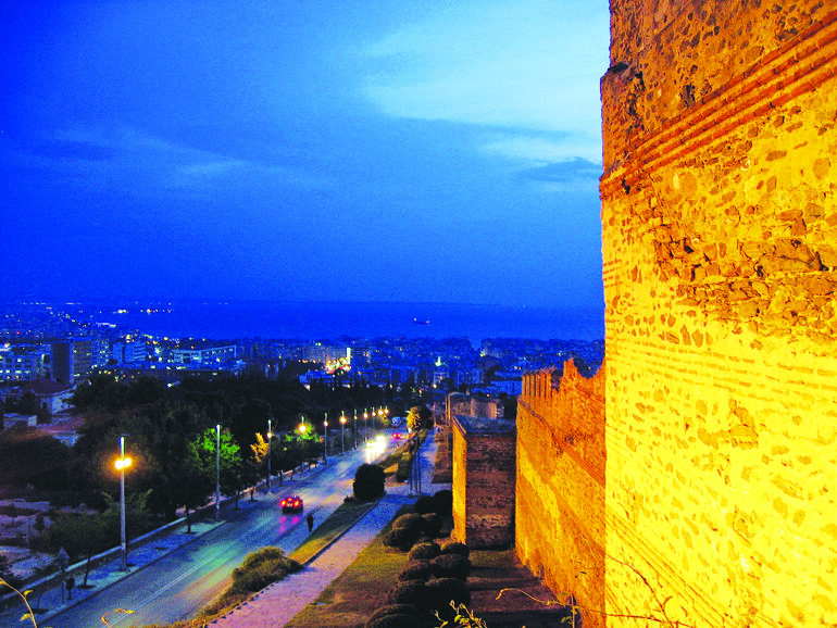 Metlen: Φωτίζονται και αναδεικνύονται τα βυζαντινά τείχη της Θεσσαλονίκης